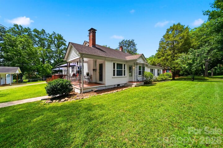 Property Photo:  431 W 20th Street  NC 28658 