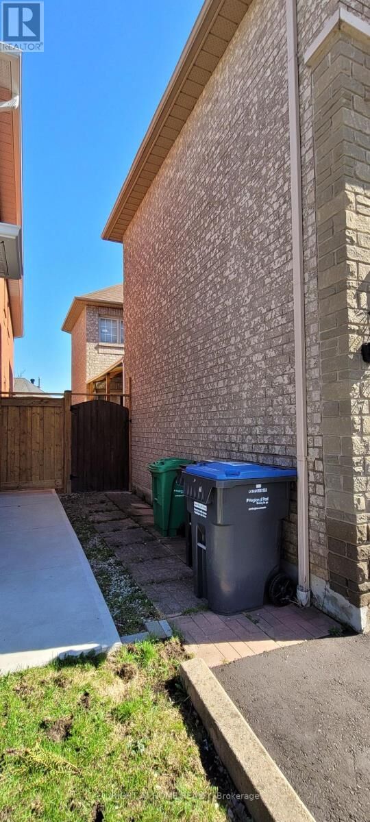Property Photo:  377 Turnberry Crescent  ON L4Z 3W3 
