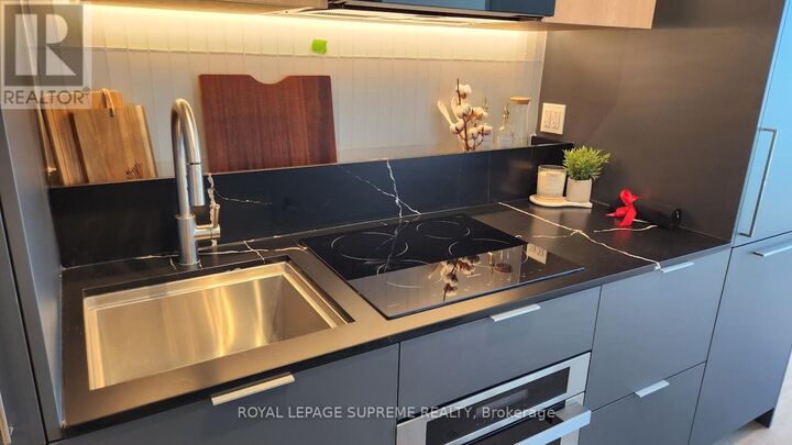 Property Photo: 1 Fairview Road East 2705 ON L5A 0B4