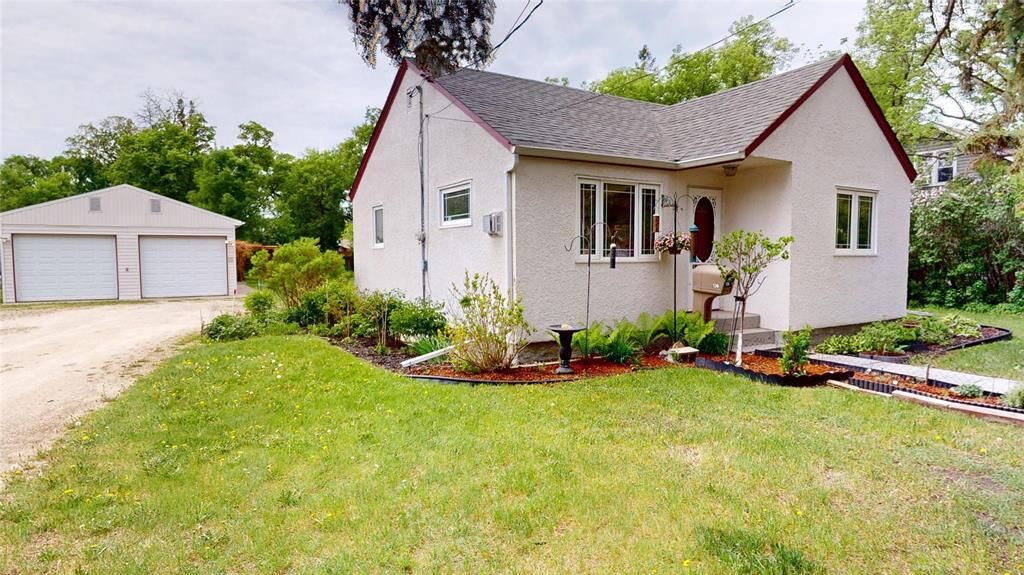 Property Photo:  136 Reid Avenue  MB R1A 0L2 