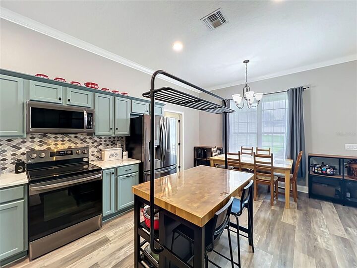 Property Photo:  300 E Geneva Street  FL 34761 