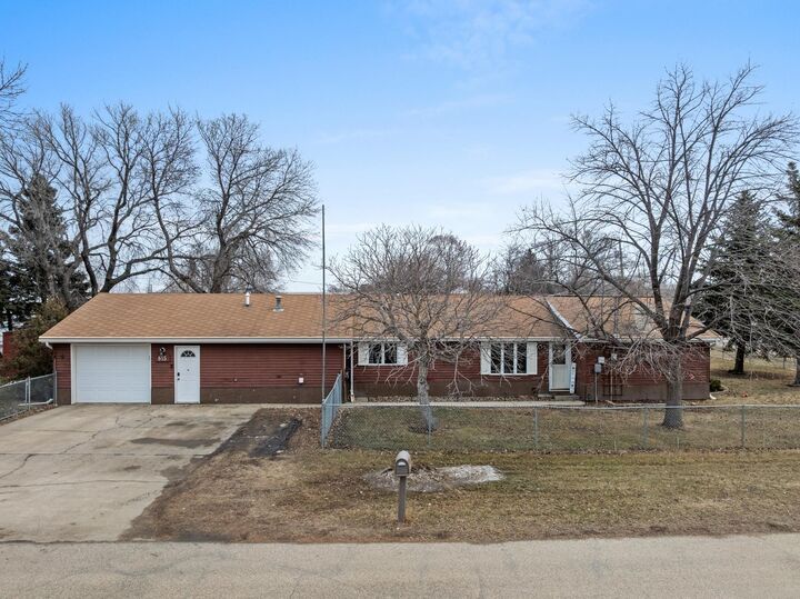 Property Photo:  815 39th St SE  ND 58701 