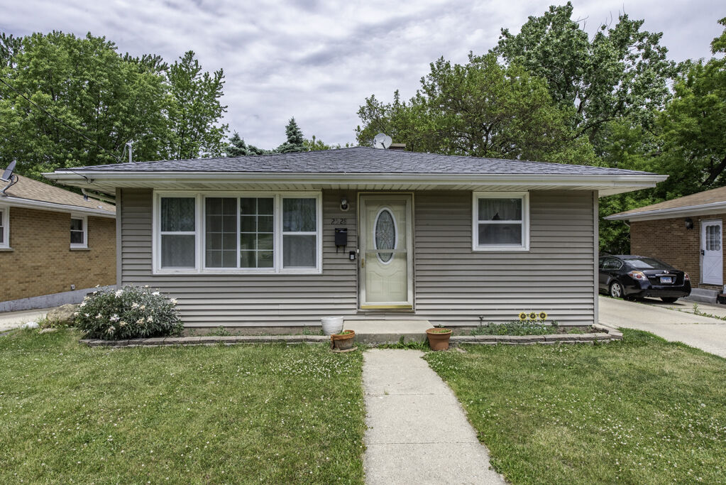 Property Photo:  2528 Lucia Avenue  IL 60085 