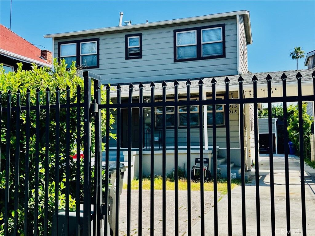 Property Photo:  913 W 21st  CA 90007 