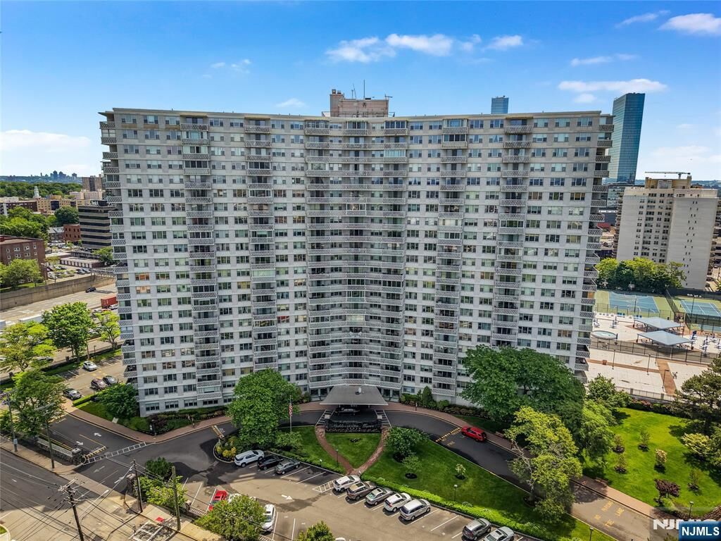 Property Photo:  2100 Linwood Avenue 3E  NJ 07024 