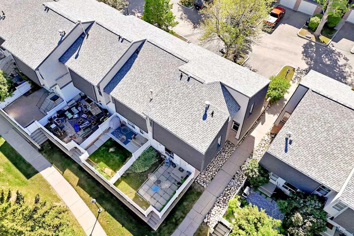 Property Photo:  400 Brae Glen Crescent SW  AB T2W 1B6 