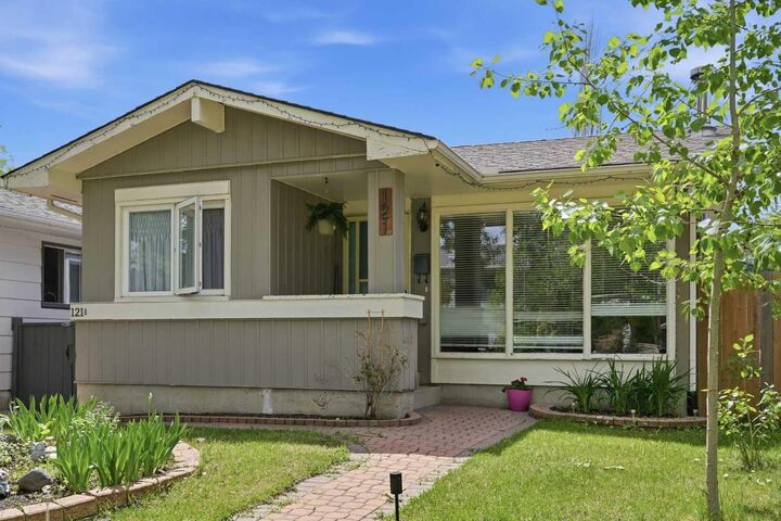 Property Photo: 121 Sunbank Way SE AB T2X 2A5