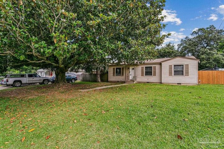 Property Photo:  4904 Birch Ave  FL 32506 