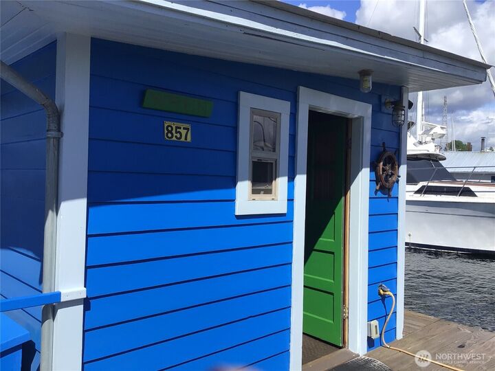 Property Photo:  624 W Ewing Street  WA 98119 