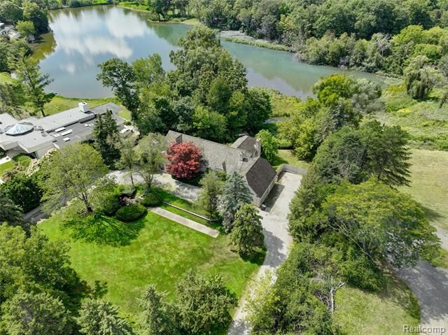 Property Photo: 363 Lakewood Drive MI 48304