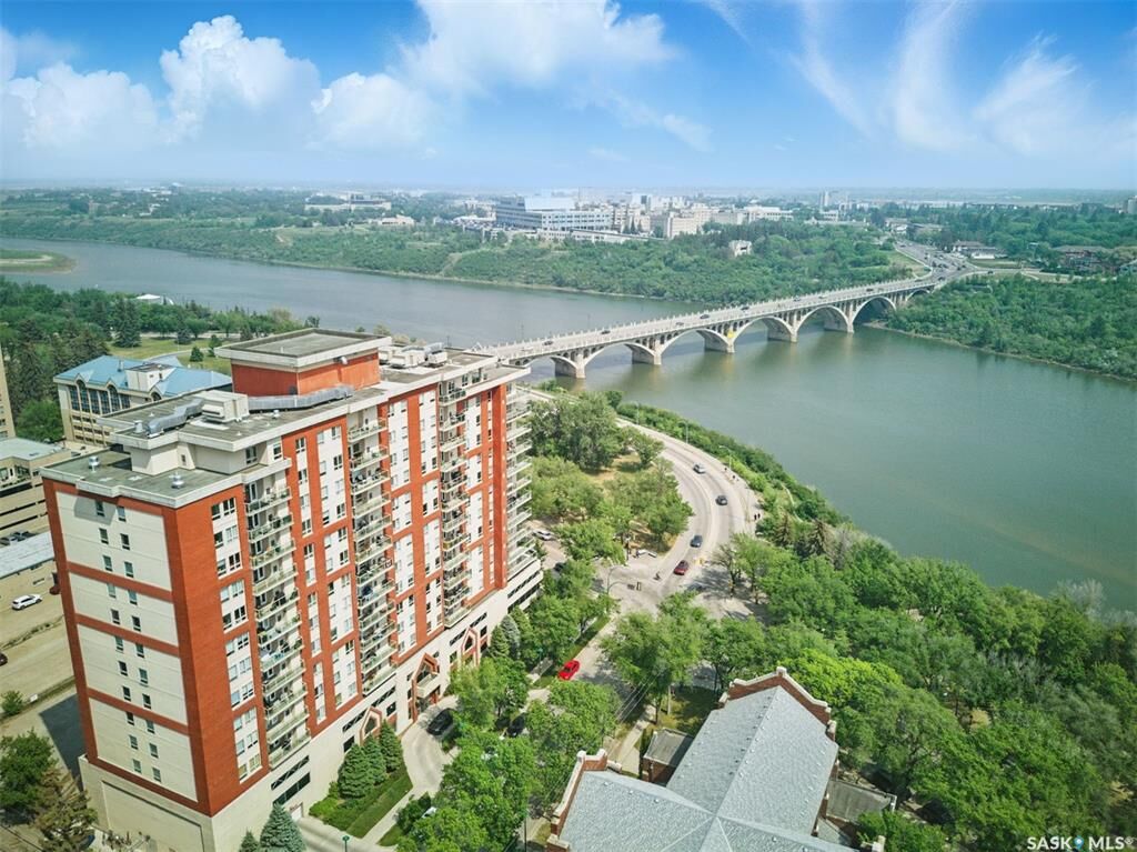 Property Photo: 902 Spadina Crescent E 1006 SK S7K 0G8