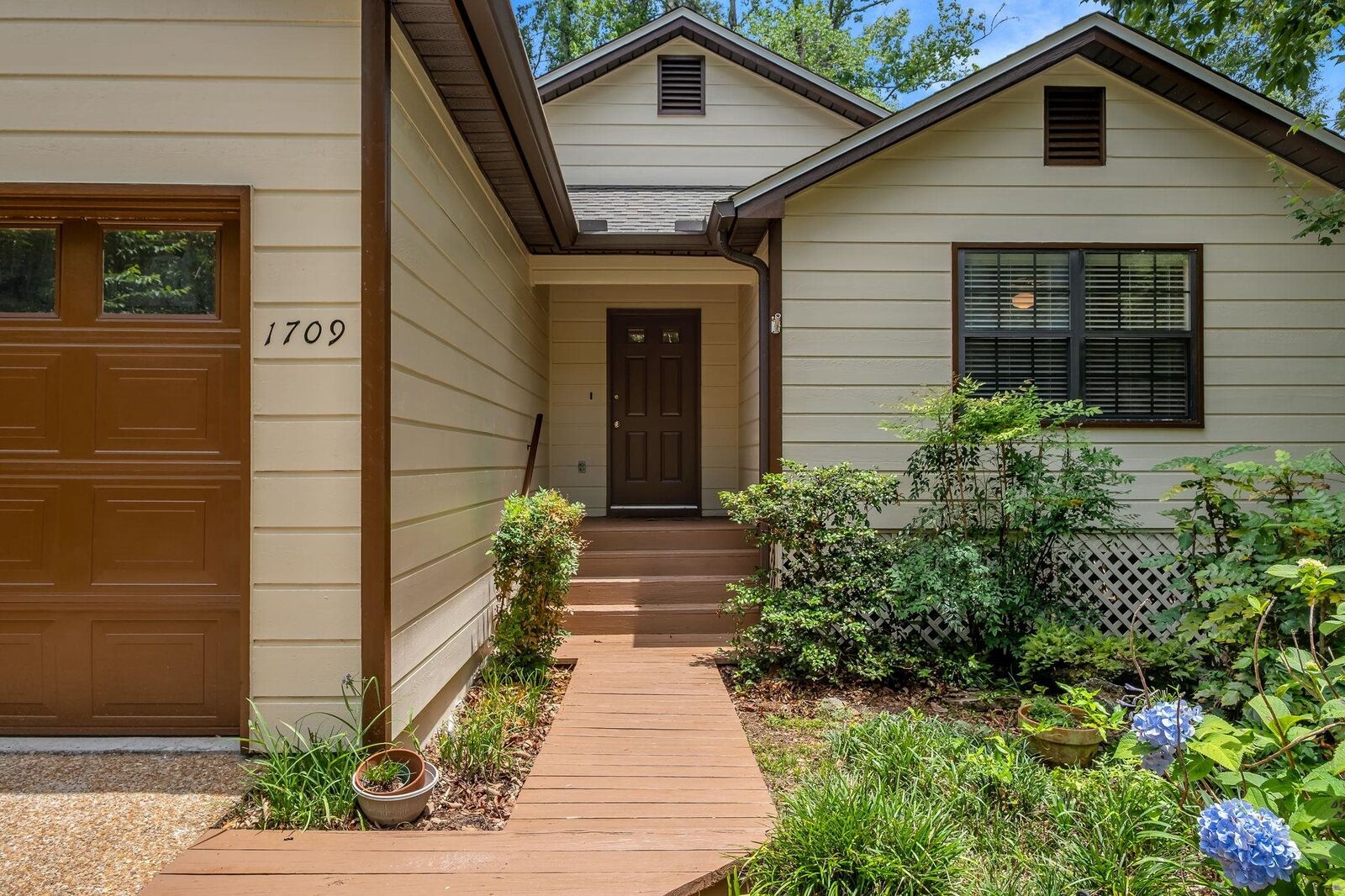 Property Photo:  1709 Silverwood Drive  FL 32301 