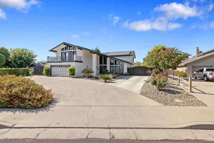 Property Photo:  723 W Pine Street  CA 93221 