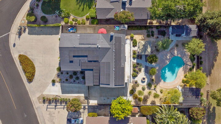 Property Photo:  723 W Pine Street  CA 93221 
