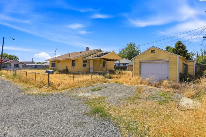 Property Photo: 716 S Juniper St WA 99336