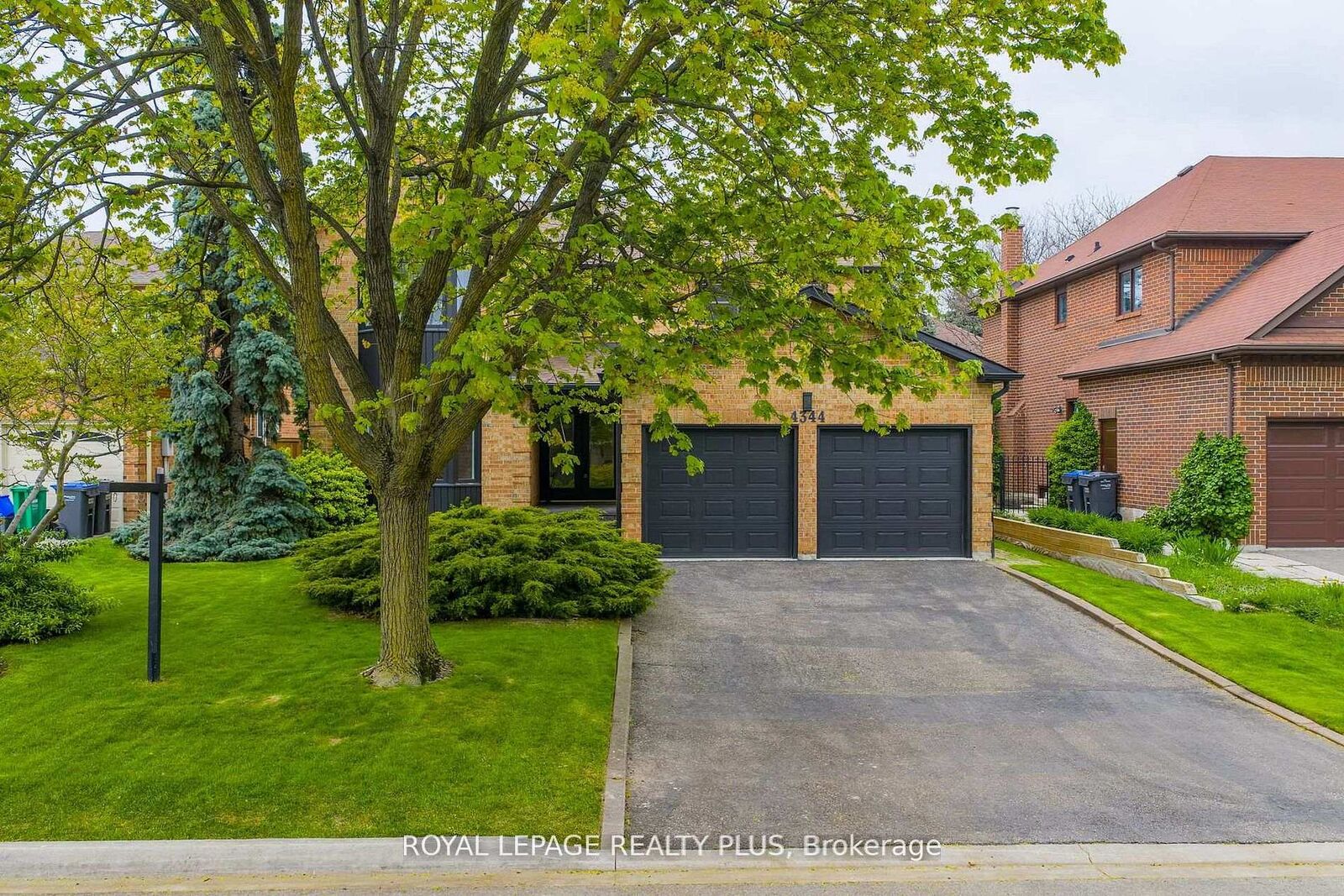 Property Photo:  4344 Dallas Court  ON L4W 4G7 