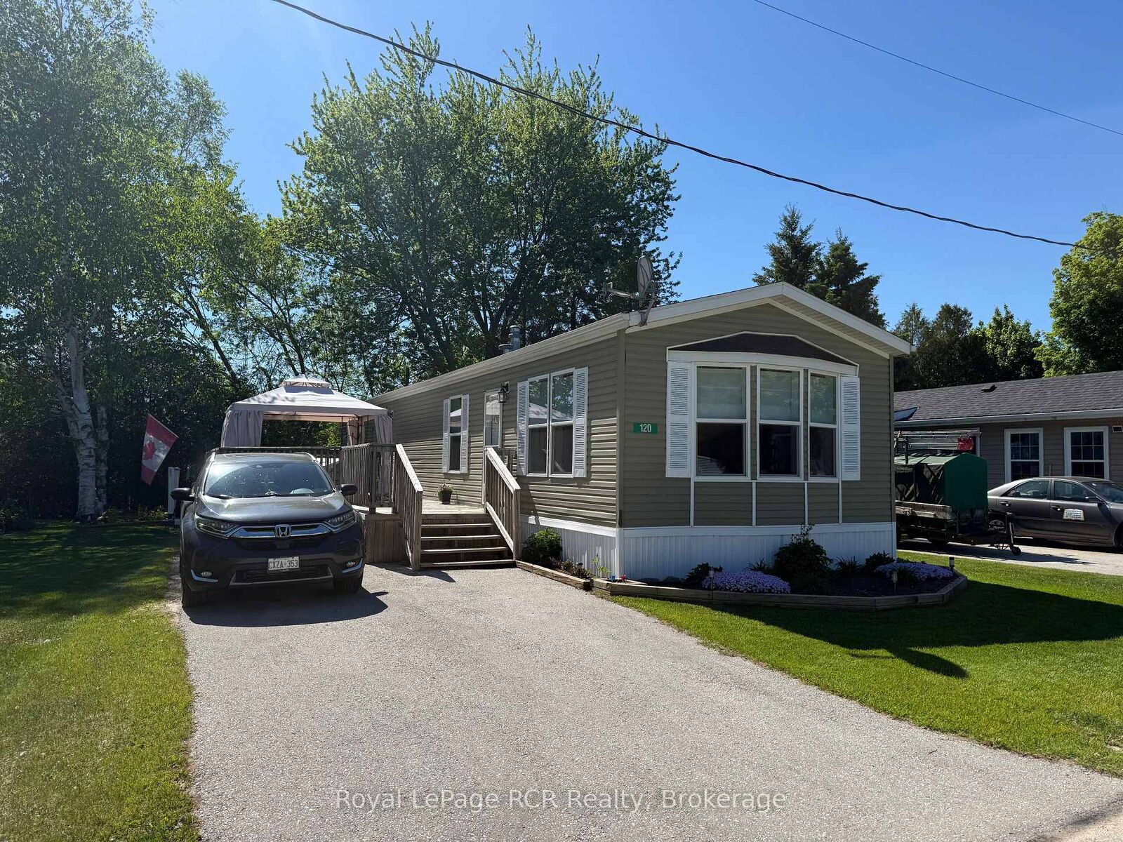 Property Photo: 120 Sussex Square ON N4K 5N5