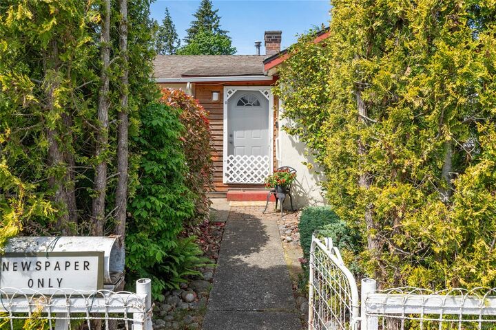 Property Photo:  479 Hillcrest Ave  BC V9R 3M3 
