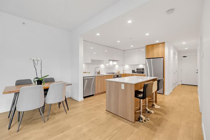 Property Photo: 715 W 15th Street 303 BC V7M 1T2