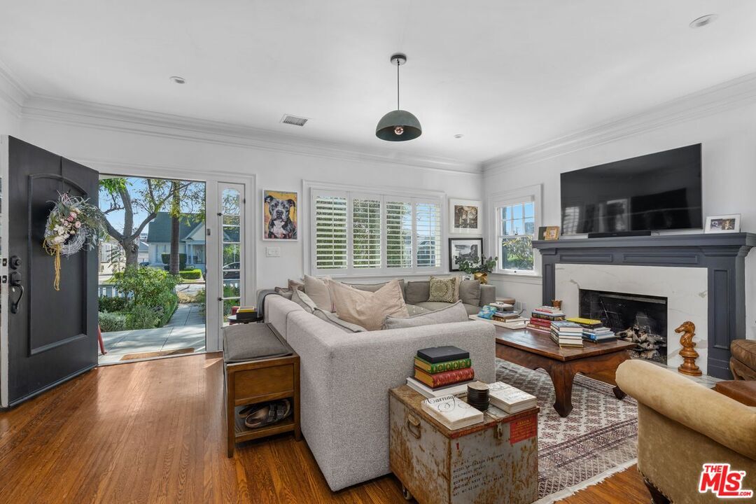 Property Photo: 1117 S Manhattan Pl CA 90019