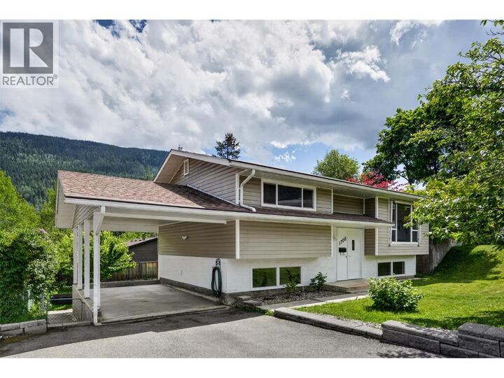 1708 Slocan Crescent — photo 1