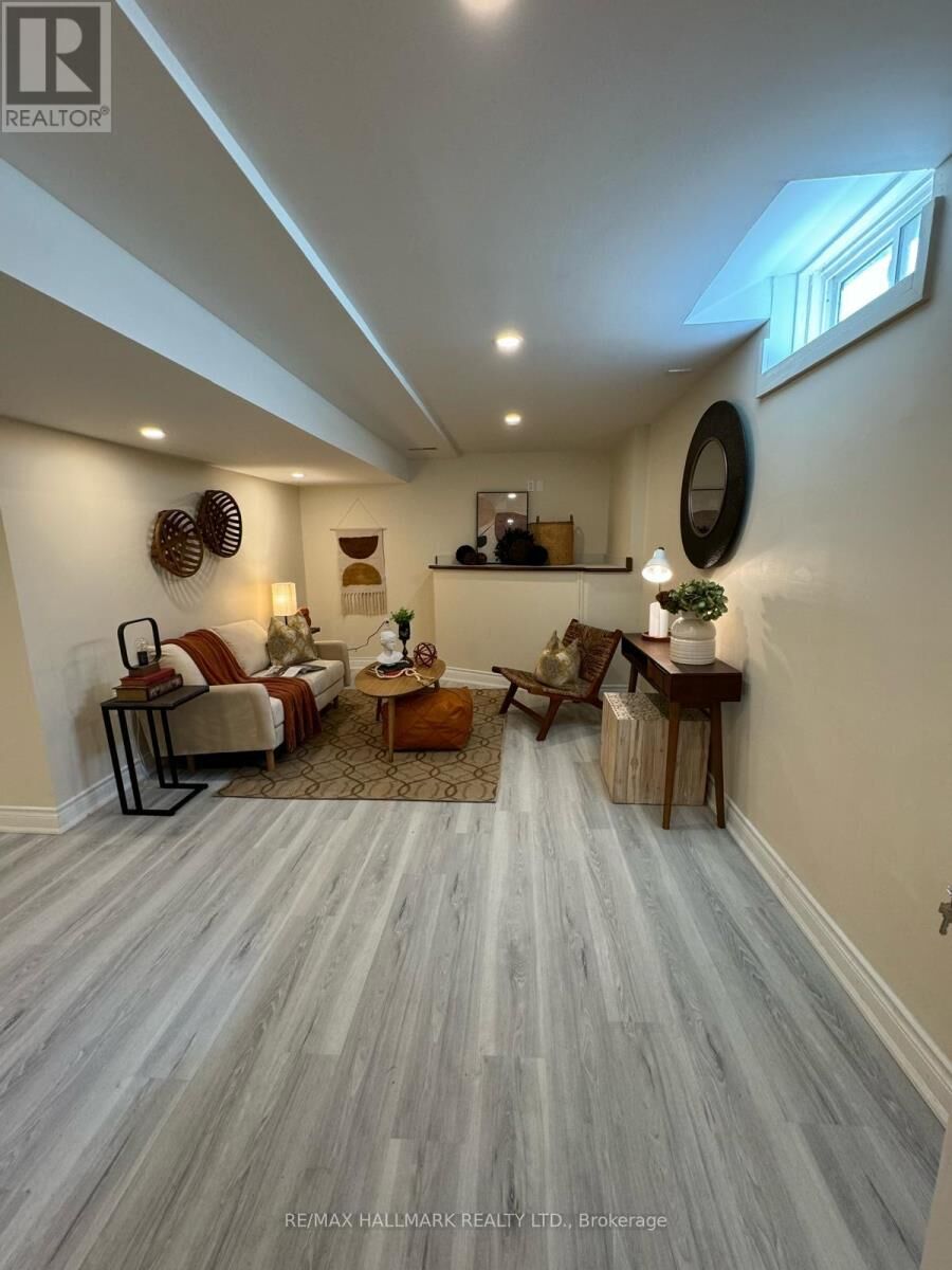 Property Photo:  248 Crossland Gate Room 2  ON L3X 1A9 