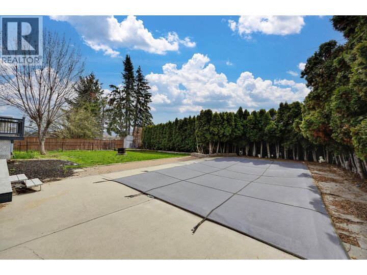 Photo de la propriété:  2545 Crestview Road  BC V1Z 1Z4 