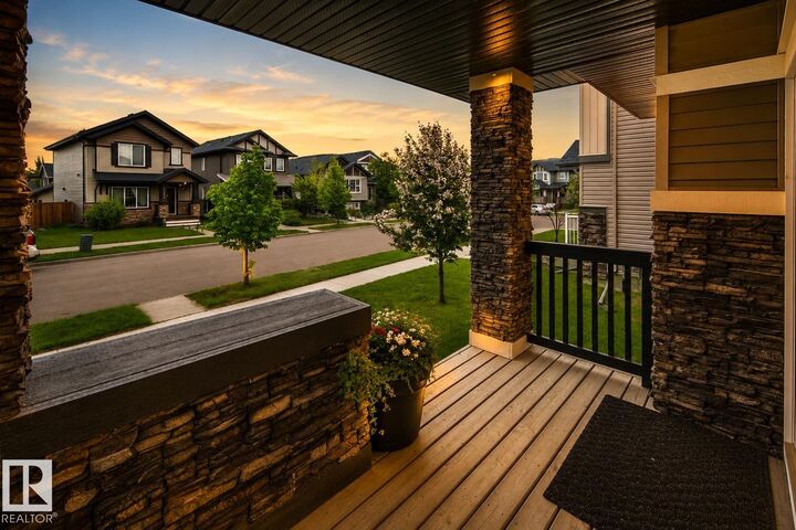 Photo de la propriété: 16015 11 Avenue SW AB T6W 2H6