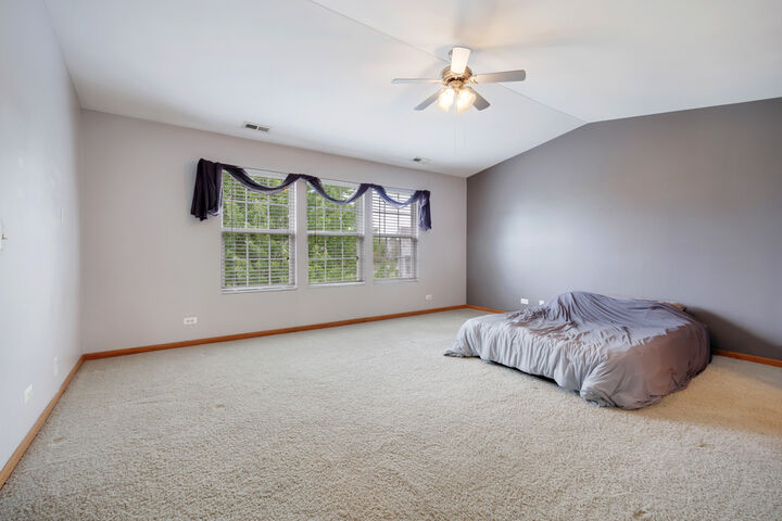 Property Photo:  2614 Loren Lane 2614  IL 60102 
