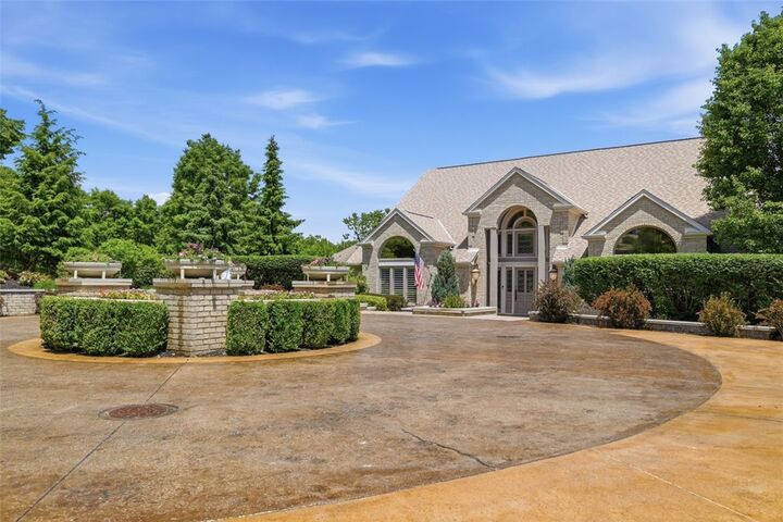Property Photo:  2500 Country Club Dr  PA 15205 