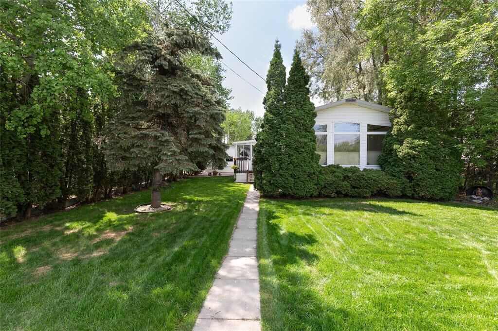 Property Photo:  2 Nature Drive  MB R5H 1H2 