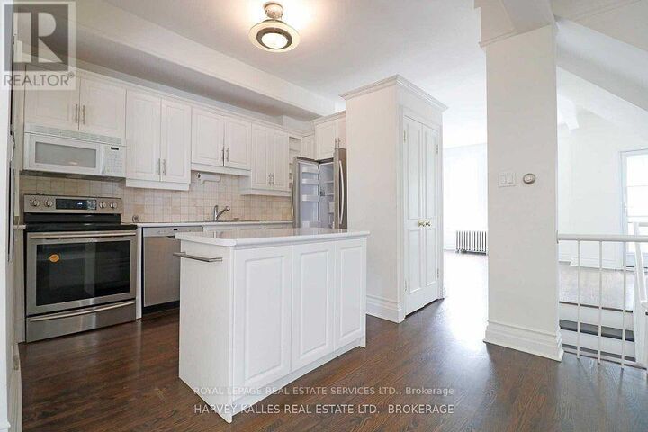 Property Photo:  390 Huron Street  ON M5S 2G6 