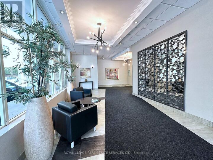 Property Photo:  565 Avenue Road 706  ON M4V 2J9 