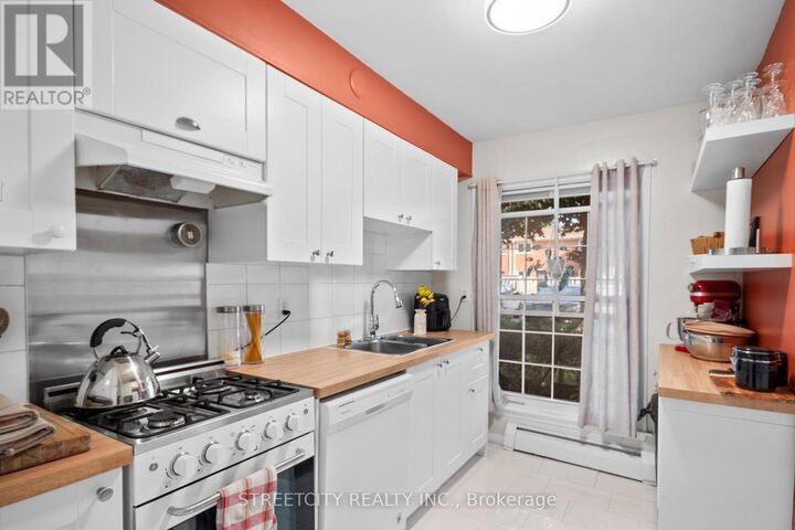 Property Photo:  5 Arbour Glen Crescent  ON N5Y 1Z9 