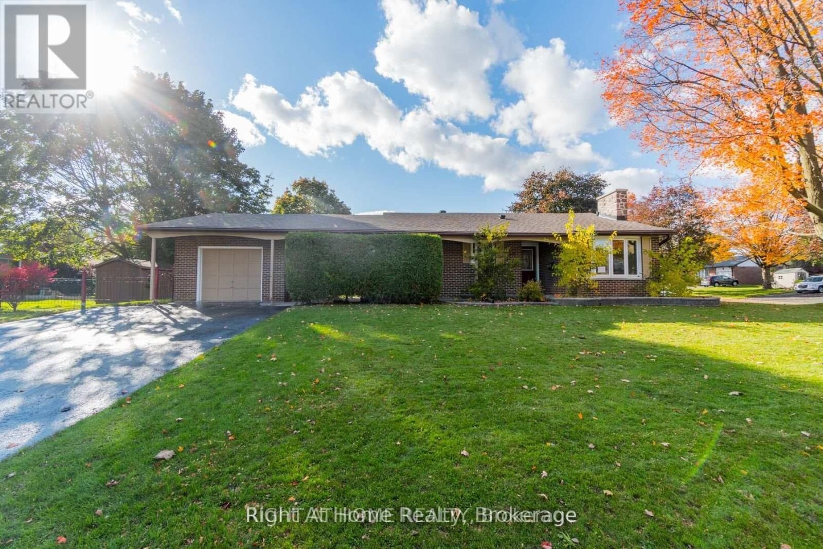 Property Photo:  899 Florell Drive  ON L1H 6W3 