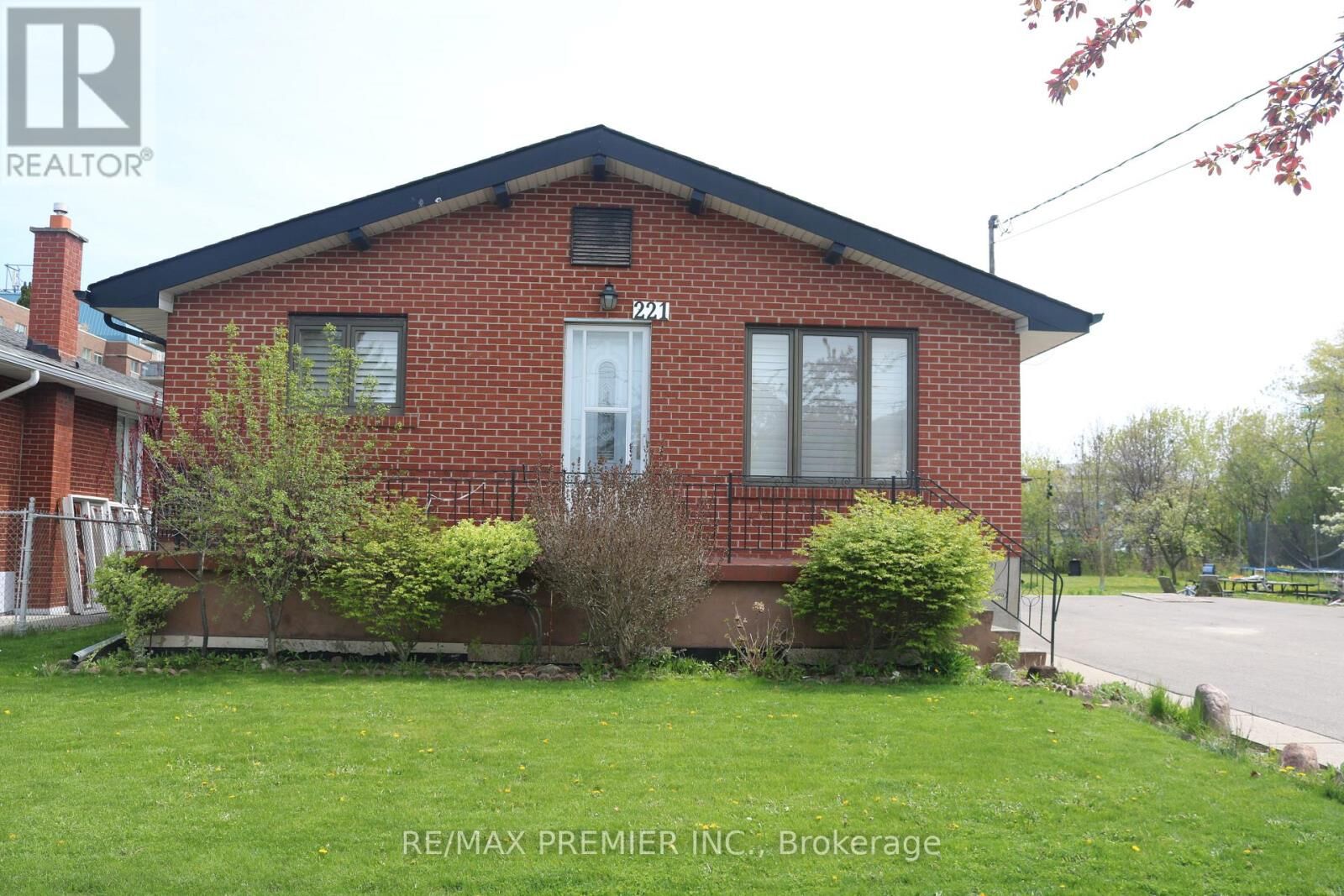 Property Photo:  221 Cocksfield Avenue  ON M3H 3T6 