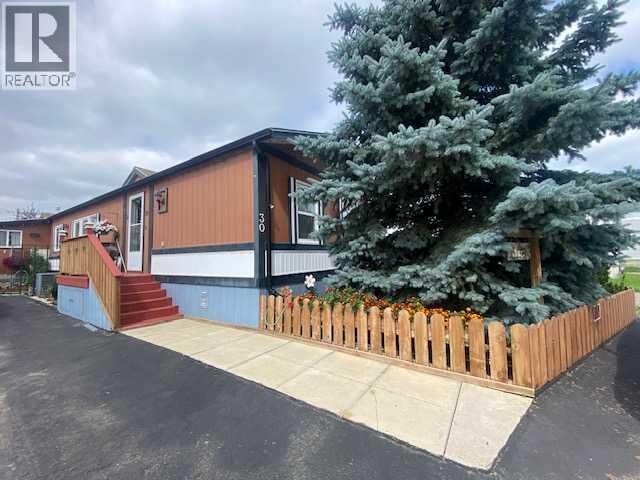 Property Photo:  30 Lake Stafford Crescent East  AB T1R 0P5 