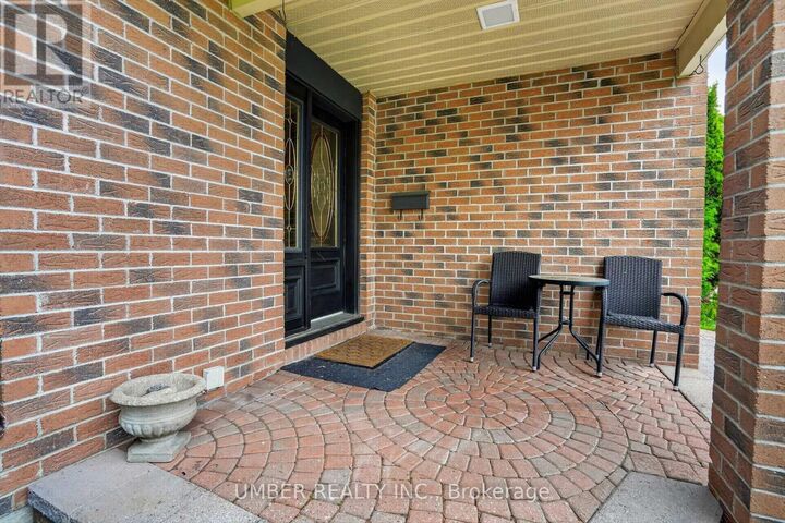 Property Photo:  258 Anglehart Avenue  ON K1E 2V9 