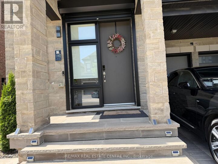 Property Photo:  1192 Stag Hollow  ON L5M 5M4 