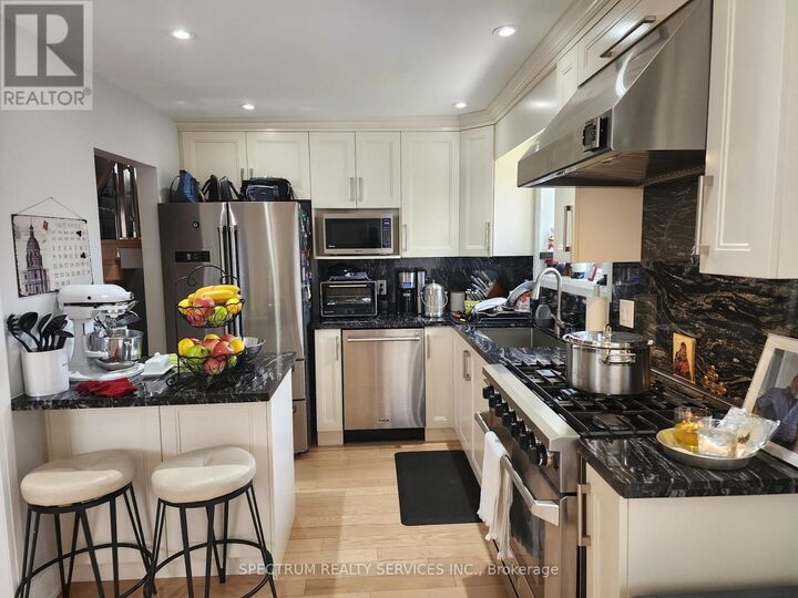 Property Photo:  8 Munford Crescent  ON M4B 1C1 