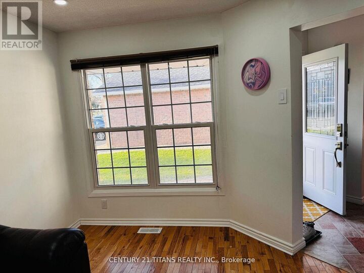 Property Photo:  20 Hemingford Place  ON L1R 1G1 