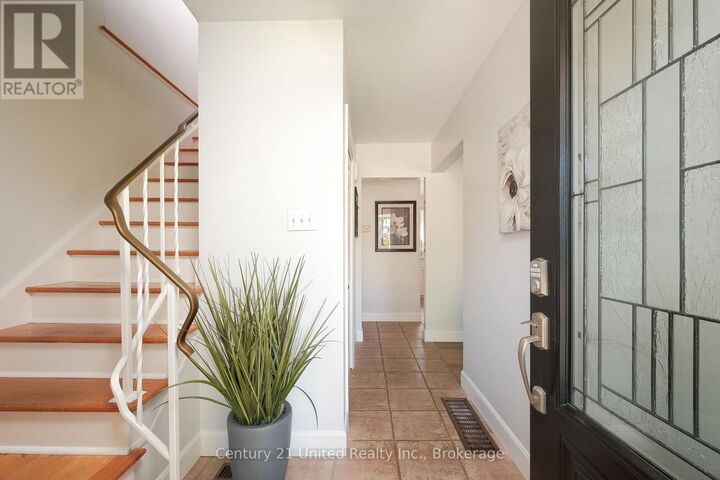 Property Photo:  1233 Franklin Drive  ON K9H 6Z3 