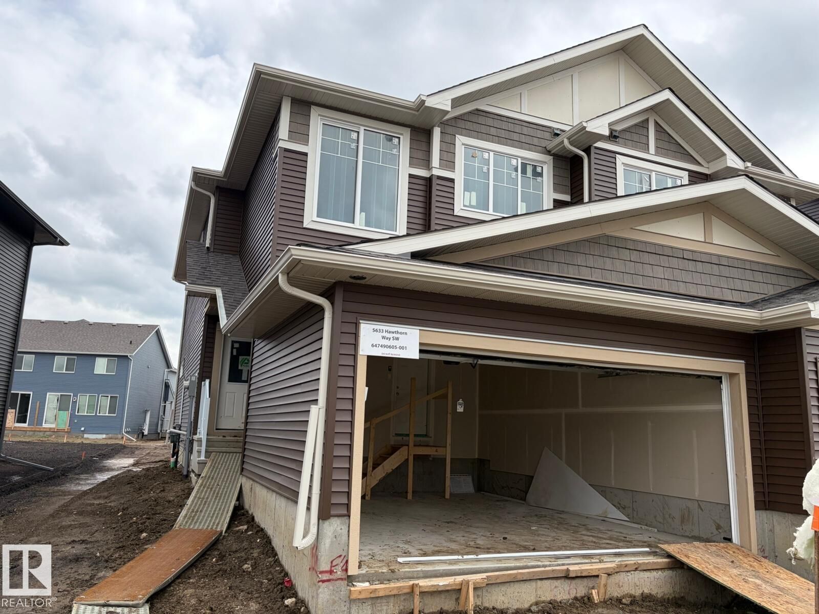 Property Photo:  5633 Hawthorn Way SW  AB T6X 3K7 
