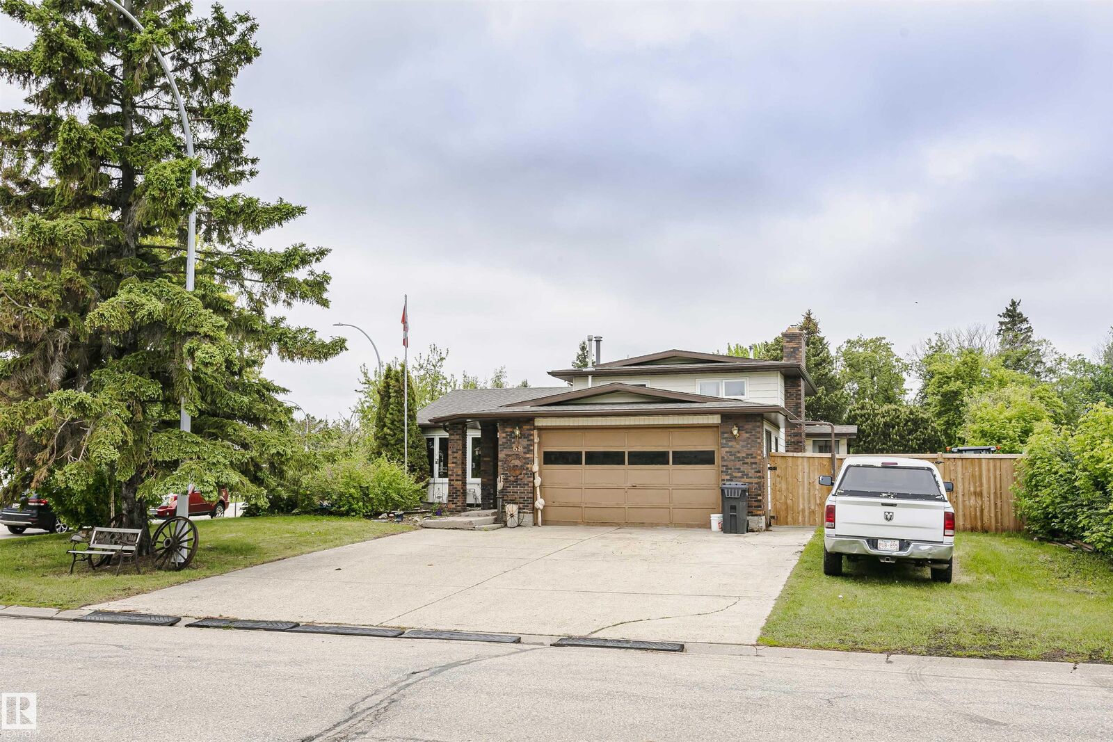Property Photo:  68 Mill Road  AB T8R 1N7 