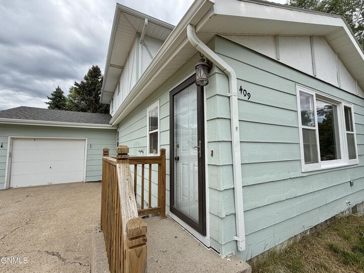 Property Photo:  409 6th Avenue NE  ND 58545 