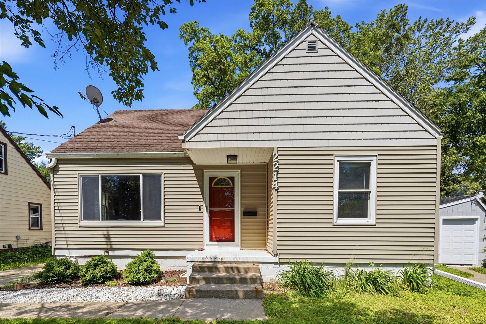 Property Photo: 2214 50th Street IA 50310