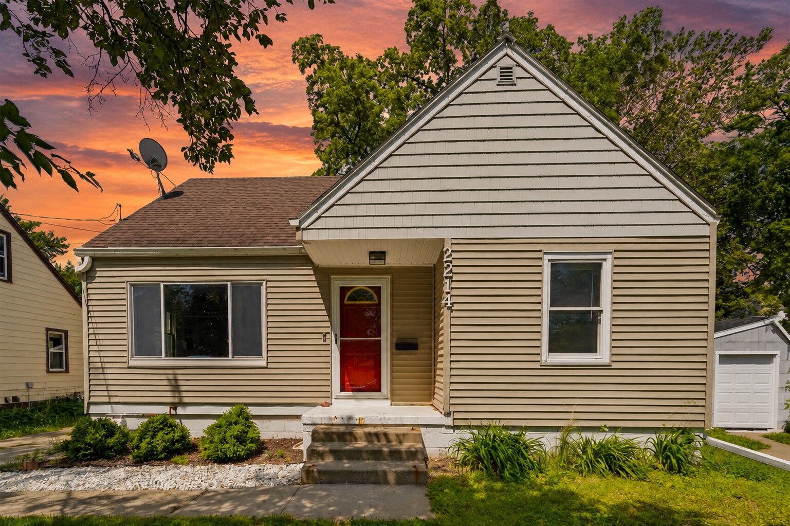 Property Photo: 2214 50th Street IA 50310