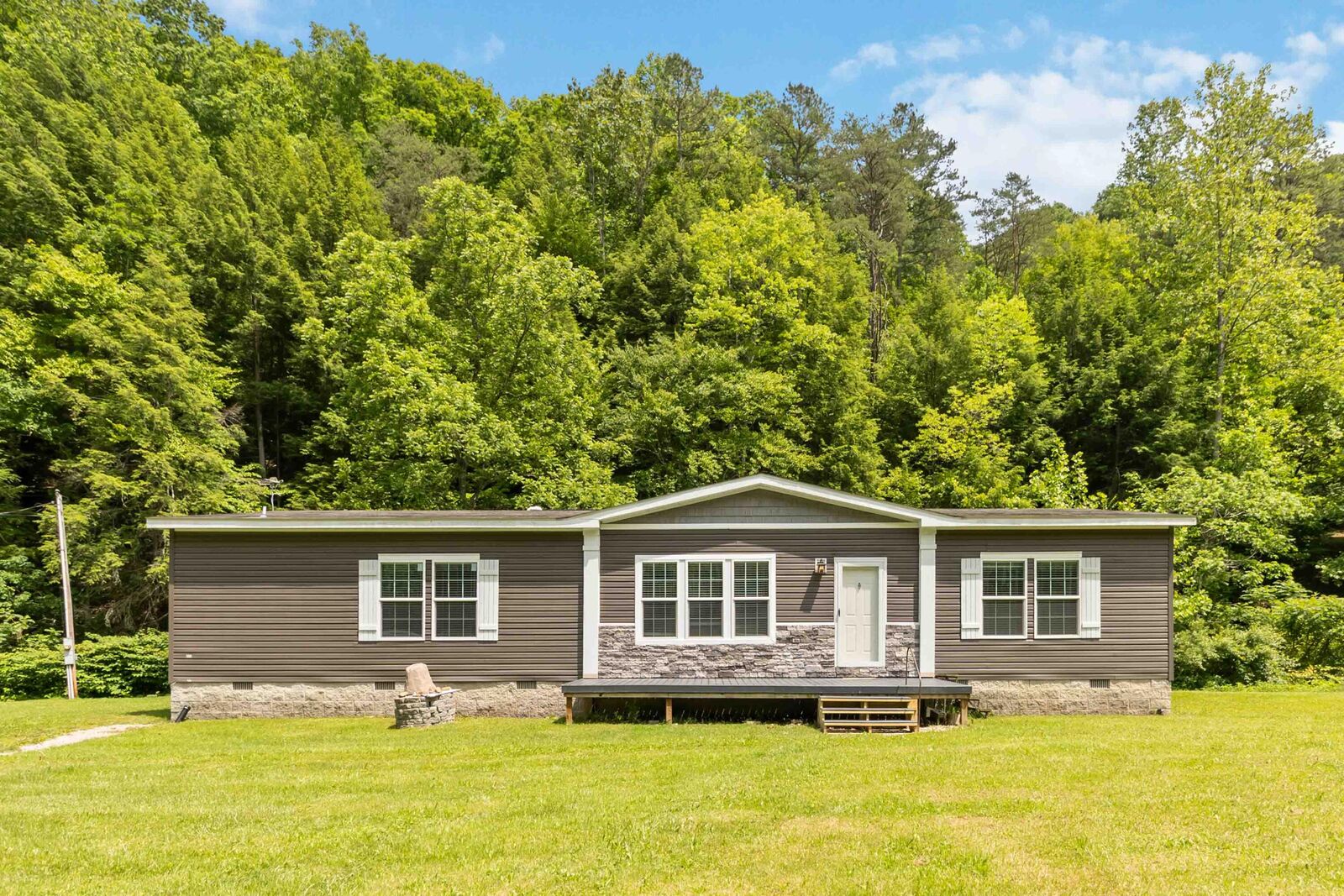 Property Photo: 5487 W Kentucky Hwy 30 KY 41339