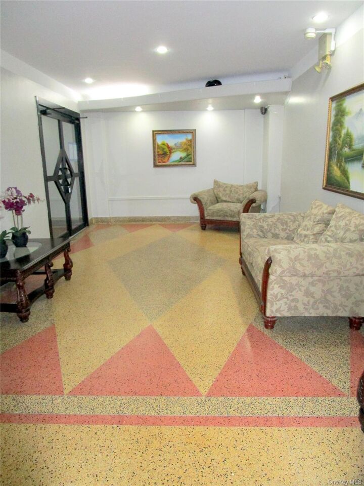 Property Photo:  585 McLean Avenue 6E  NY 10705 