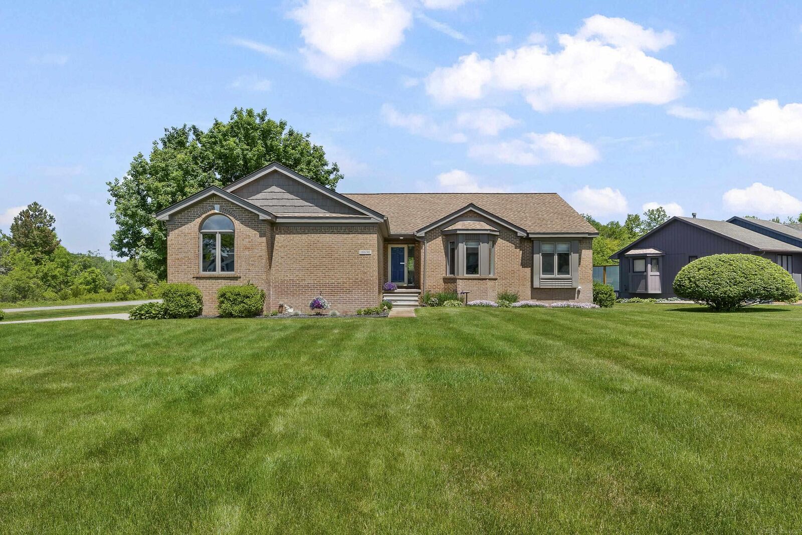 Property Photo:  10690 Oxbow Heights Drive  MI 48386 